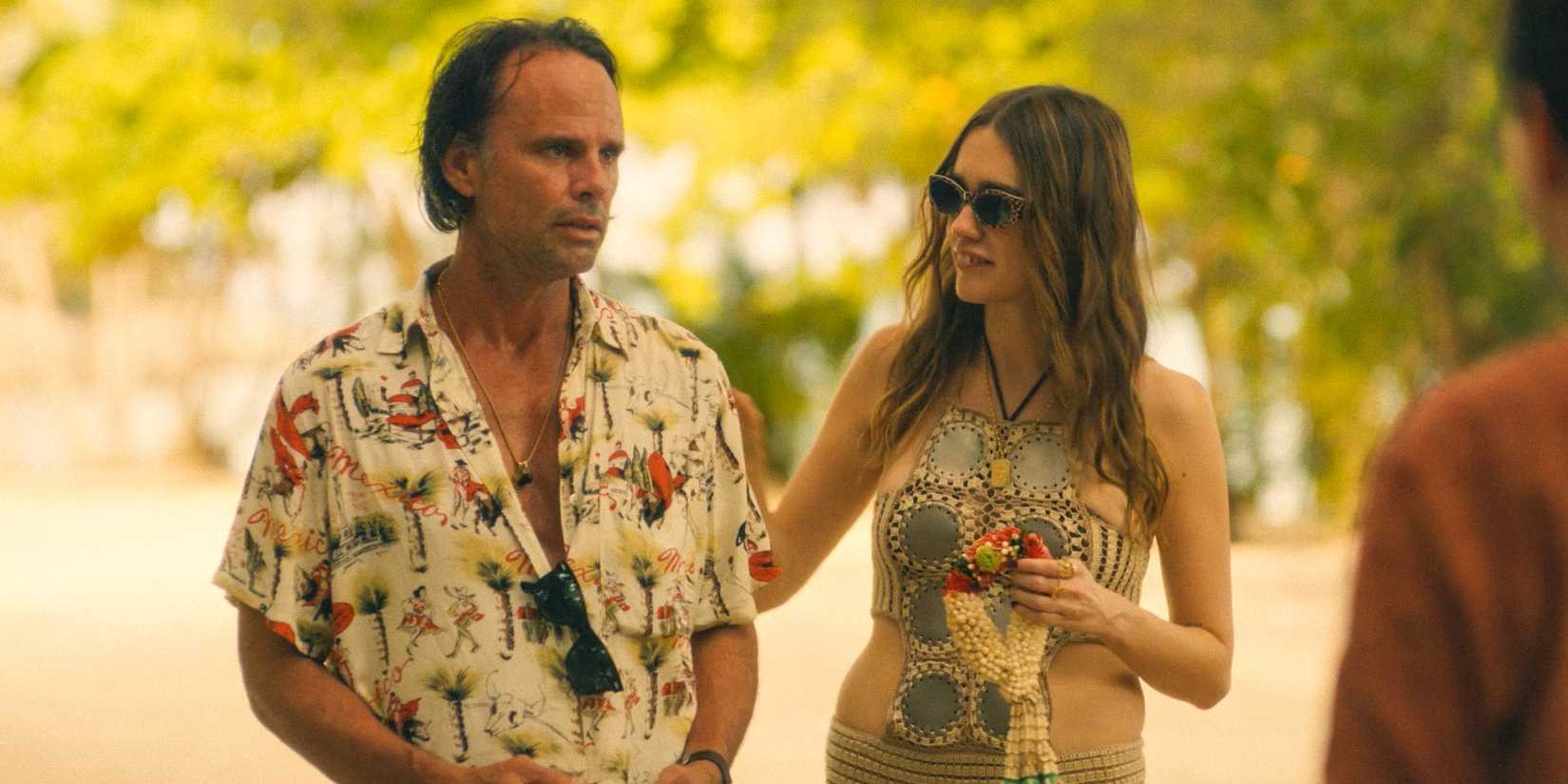 Rick Hatchett (Walton Goggins) und Chelsea (Aimee Lou Wood) kommen in The White Lotus Staffel 3, Folge 1 im Hotel an