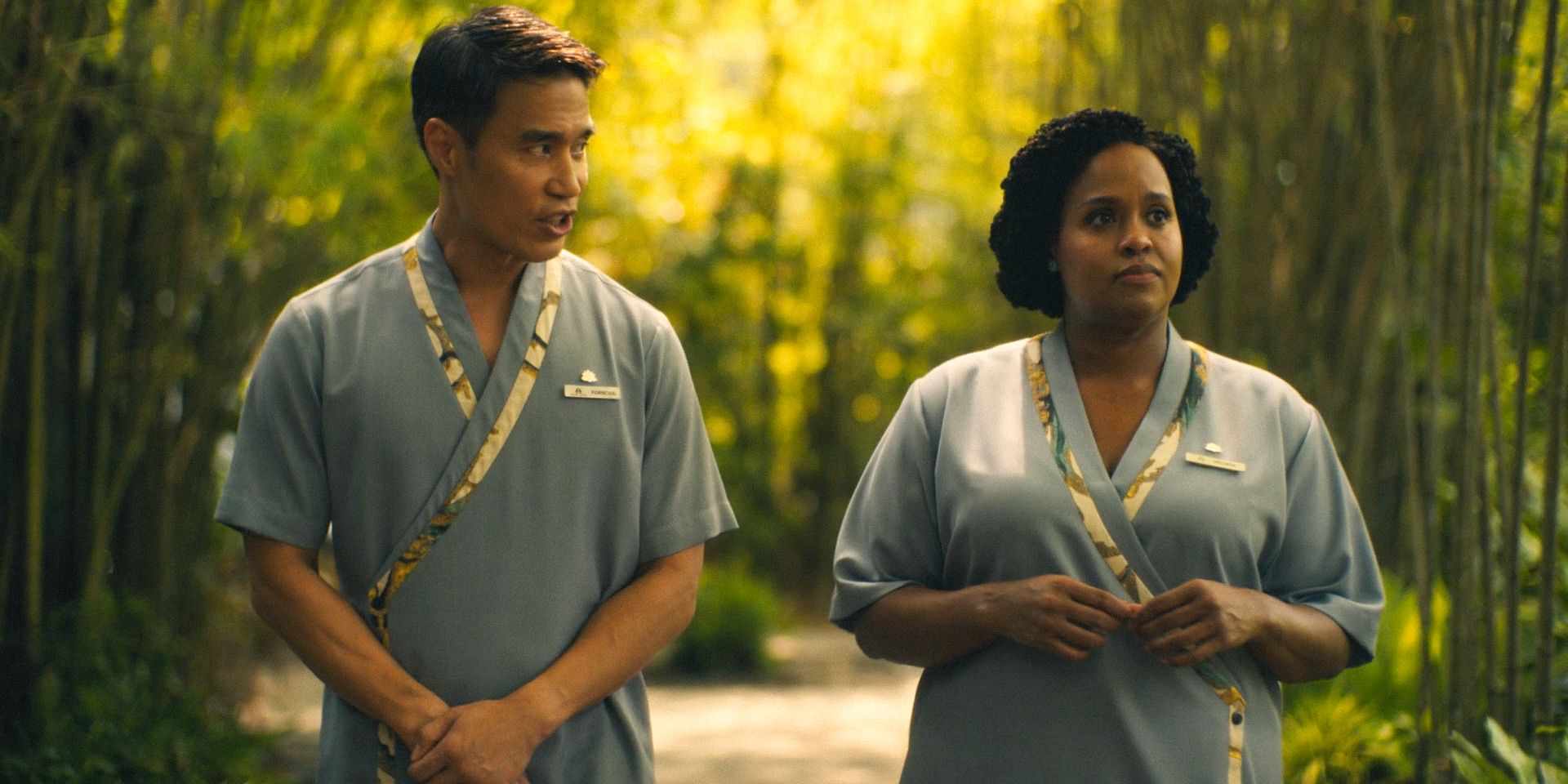 Pornchai (Dom Hetrakul) e Belinda (Natasha Rothwell) caminhando por uma trilha de bambu no Episódio 2 da Temporada 3 de The White Lotus