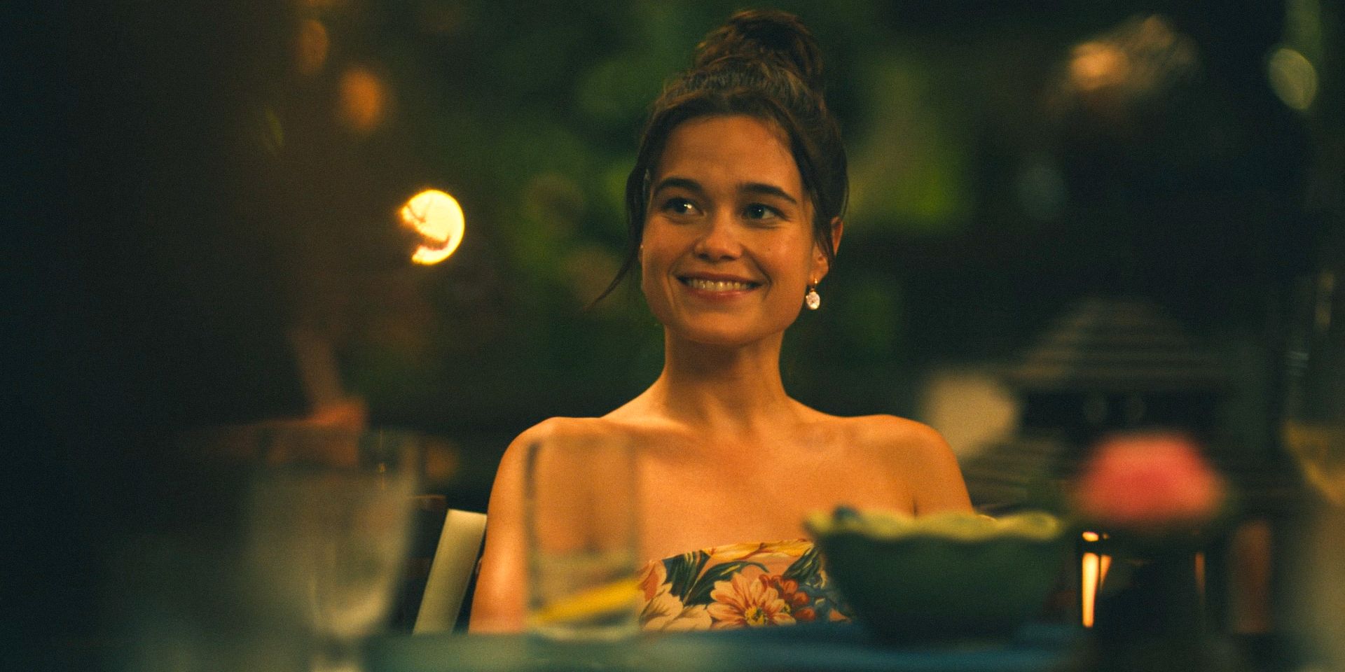 Piper Ratliff (Sarah Catherine Hook) smiling in The White Lotus Season 3 Ep 2