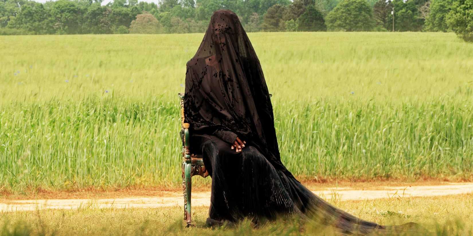 Женщина из "The Woman in the Yard", полностью одетая в черное