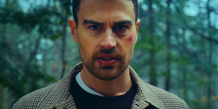 Theo James olhando diretamente para a câmera na floresta na 1ª temporada de The Gentlemen