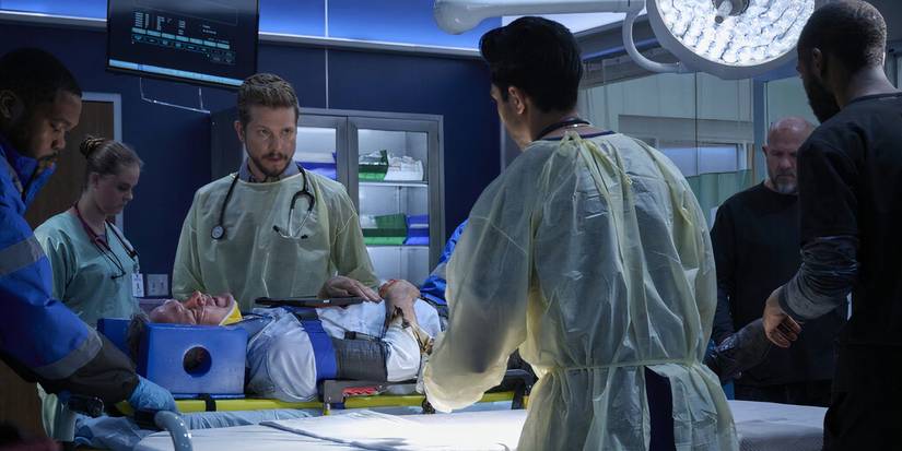 Dr. Conrad Hawkins em cirurgia em The Resident