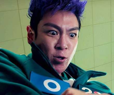 Танос душит Мён-ги в ванной комнате в Squid Game 2 сезоне