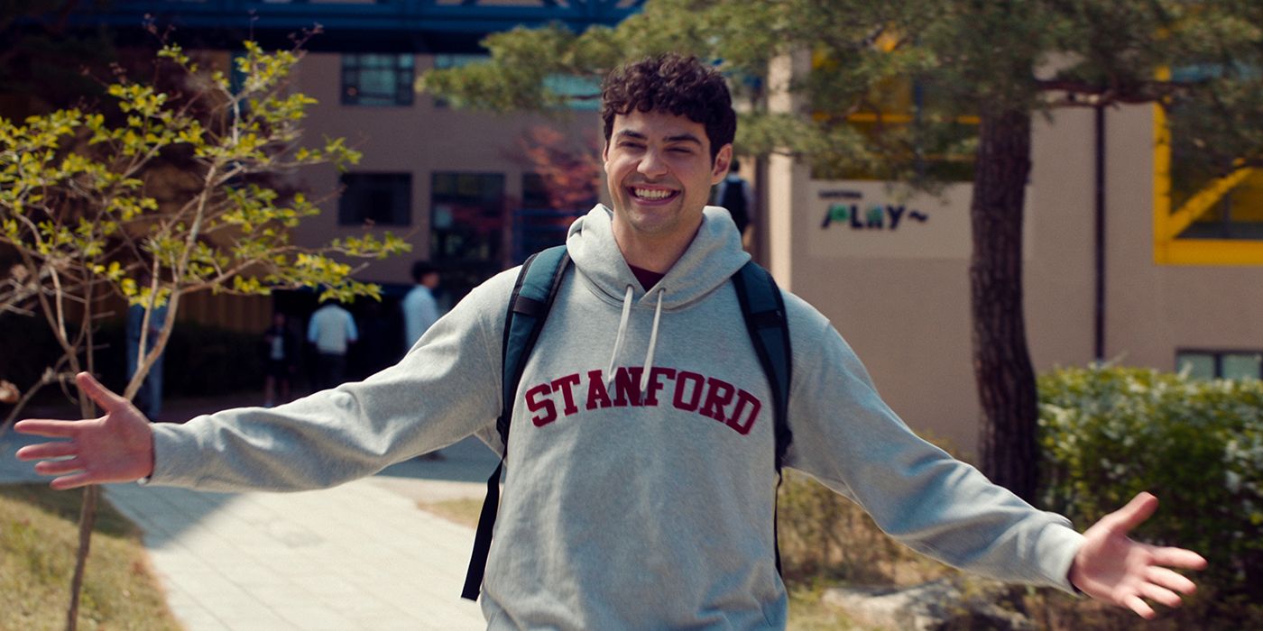 xo, kitty Noah Centineo holding his arms wide open
