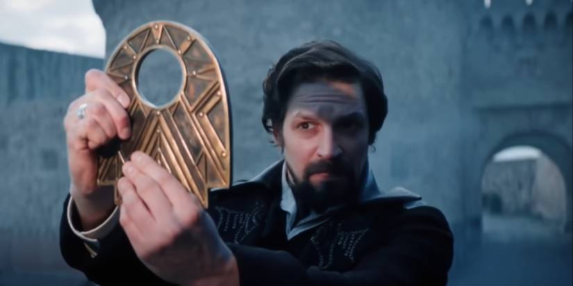 Мужчина, держащий в руках магический артефакт в "The Librarians: The Next Chapter"