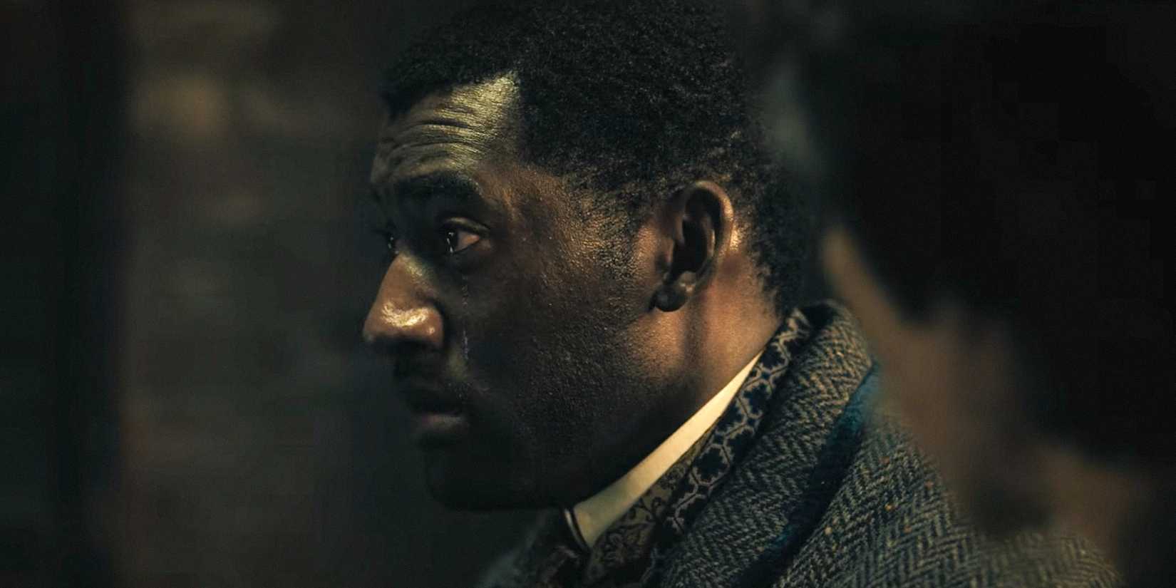 Hezekiah Moscow (Malachi Kirby) olhando para algo em A Thousand Blows Temporada 1 Ep 6