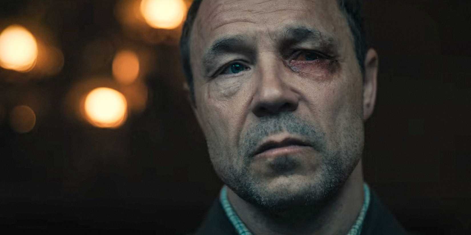 Sugar Goodson (Stephen Graham) com olhar triste em A Thousand Blows Temporada 1 Ep 6