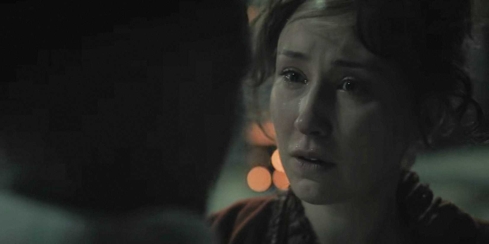 Mary Carr (Erin Doherty) chorando e implorando em A Thousand Blows Temporada 1 Ep 6
