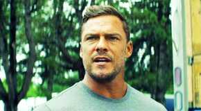 Alan Ritchson as Jack Reacher, mid-conversation, in season 3