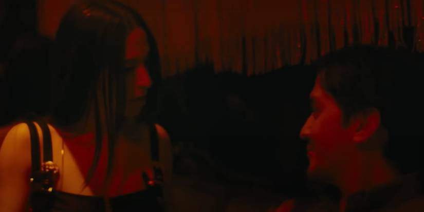 Аня разговаривает с клиентом в "Anora"