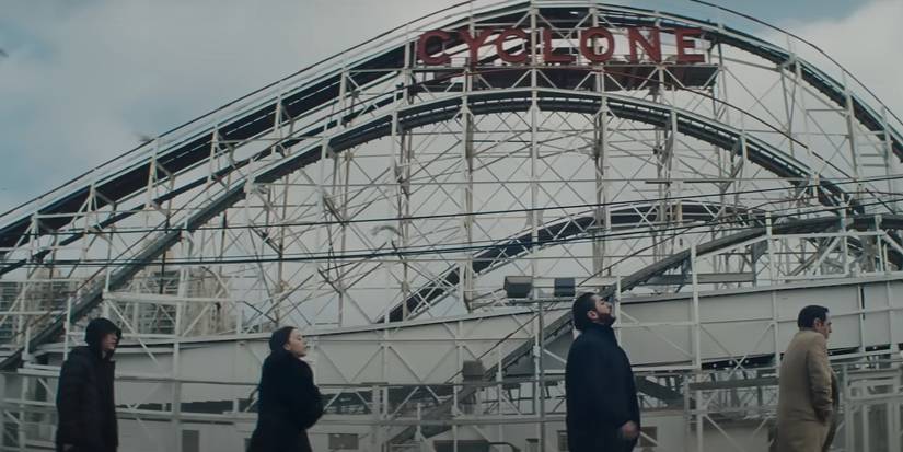 Аня, Торос, Игорь и Гарник проходят мимо "Циклона" в Аноре