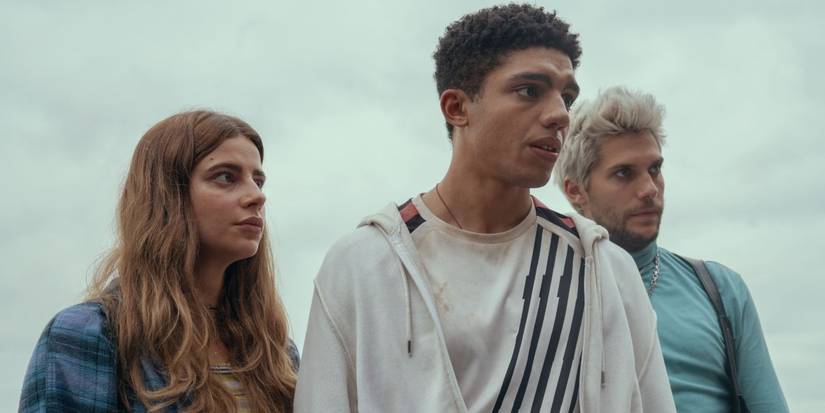 Annalise (Nadia Parkes), Gabriel (Emilien Vekemans), and Nathan (Jay Lycurgo) staring at something in Half Bad- The Bastard Son & The Devil Himself.
