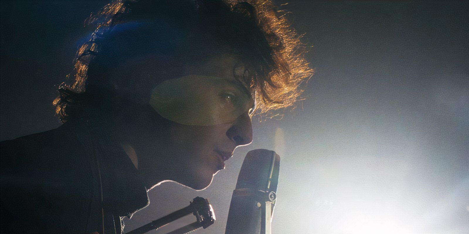 Bob Dylan talks into the microphone in A Complete Unknown