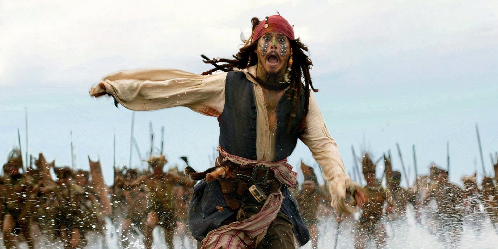 Jack Sparrow inseguito su una spiaggia in Pirates of the Caribbean: Dead Man's Chest