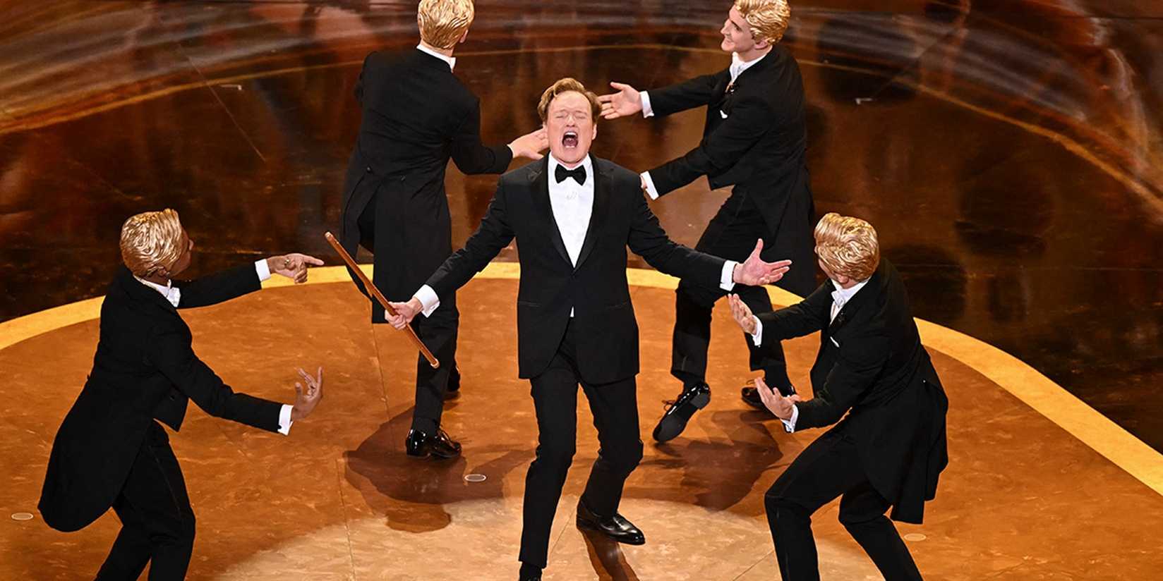 Conan O'Brien cantando no Oscar de 2025