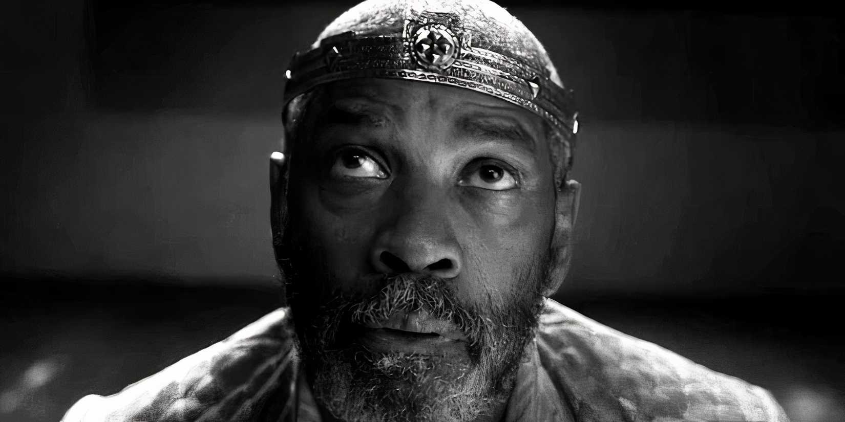 Denzel Washington looking up in the Tragedy of Macbeth