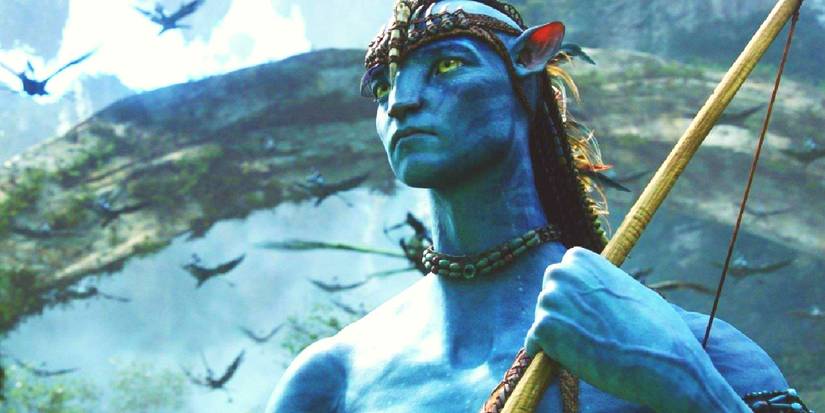 Jake Sully looking observant in Avatar