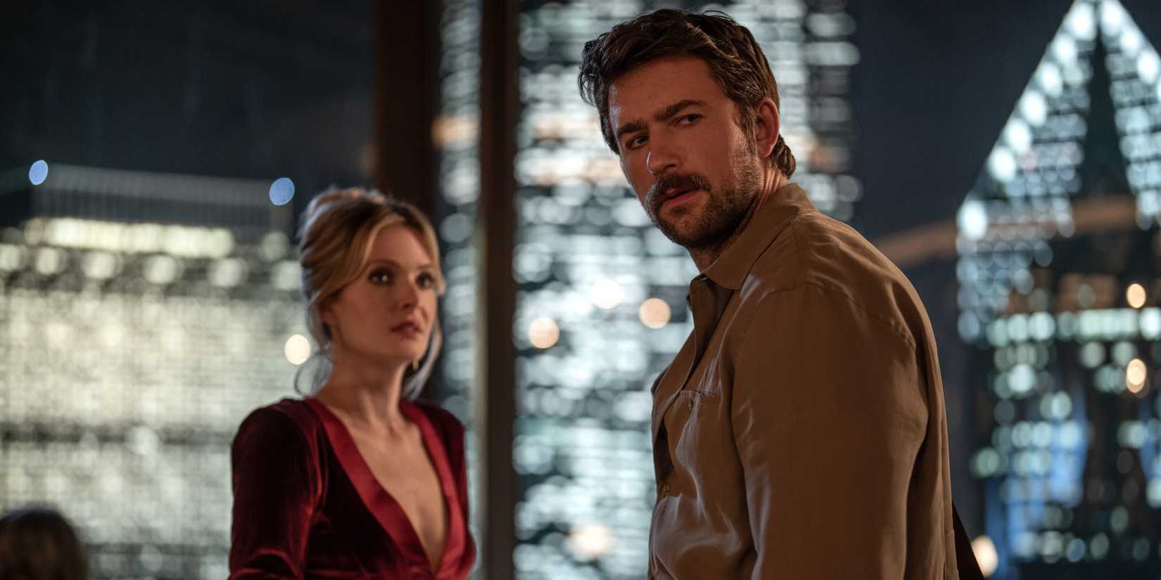 Meghann Fahy e Brandon Sklenar em cena do filme Drop