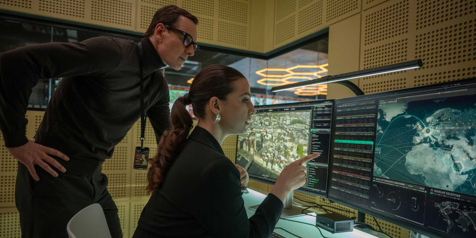 Michael Fassbender e Marisa Abela em Black Bag