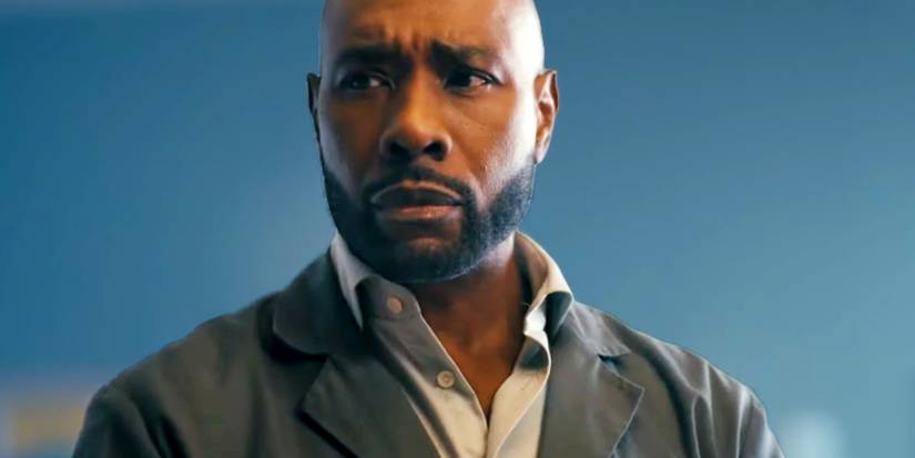 Моррис Честнат выглядит обеспокоенным в первом сезоне "Watson"