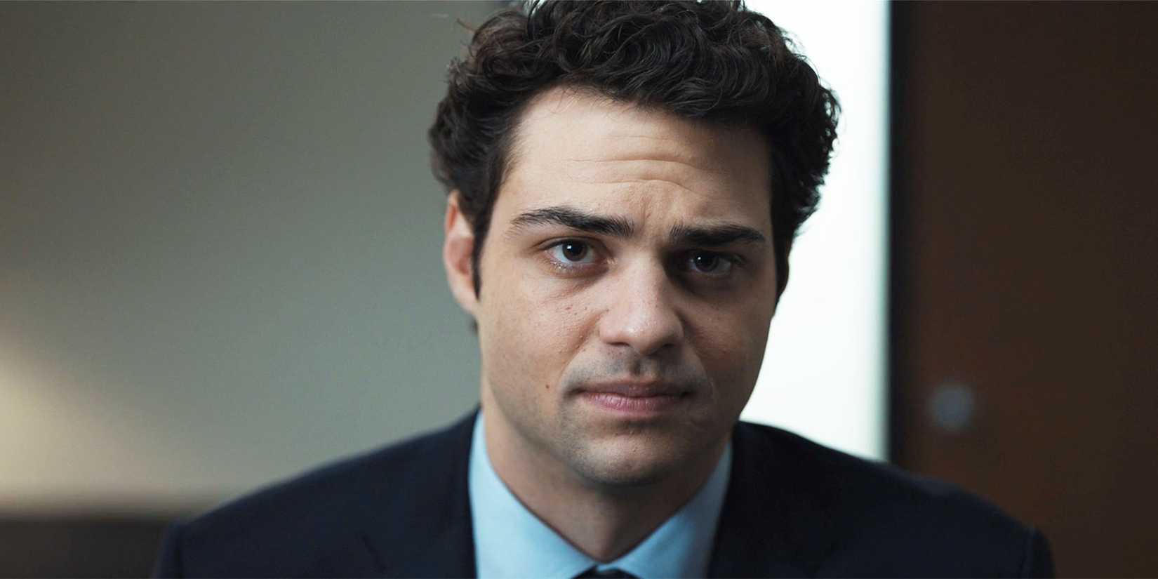 Noah Centineo como Owen em A Recruta