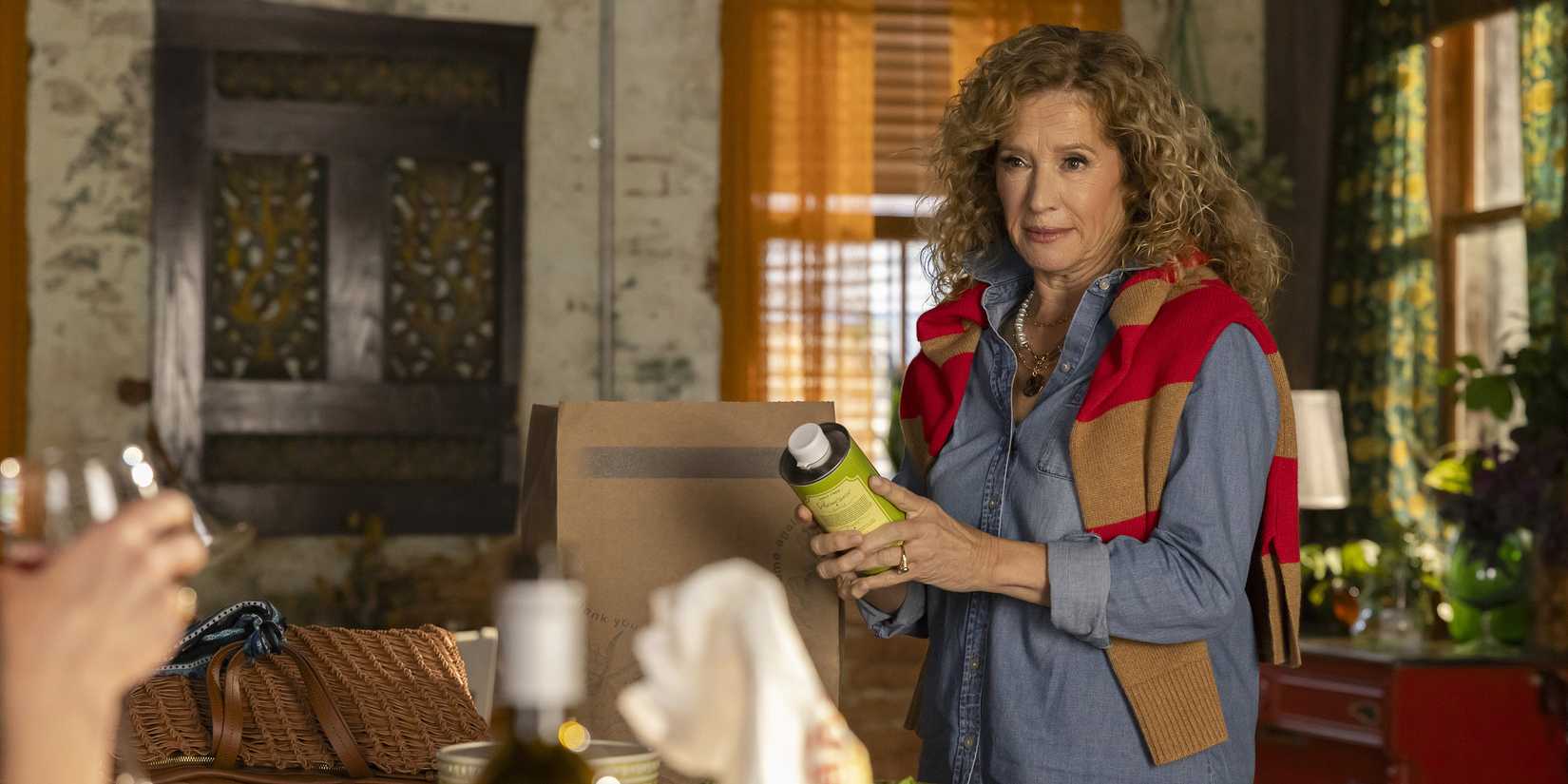 Nancy Travis as Patty in Grosse Point Garden Society season 1, episode 2