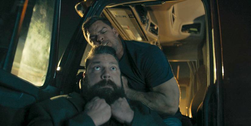 Jack Reacher (Alan Ritchson) estrangulando Paulie (Olivier Richters) na 3ª temporada de Reacher Ep 8