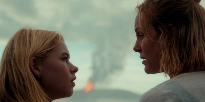 Sara (Alma Gunther) talking to Jennifer (Ingrid Bolsø Berdal) in La Palma.