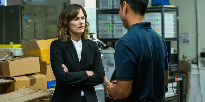 Sarah Clarke as Eleanor Wish talking to someone worried in Bosch