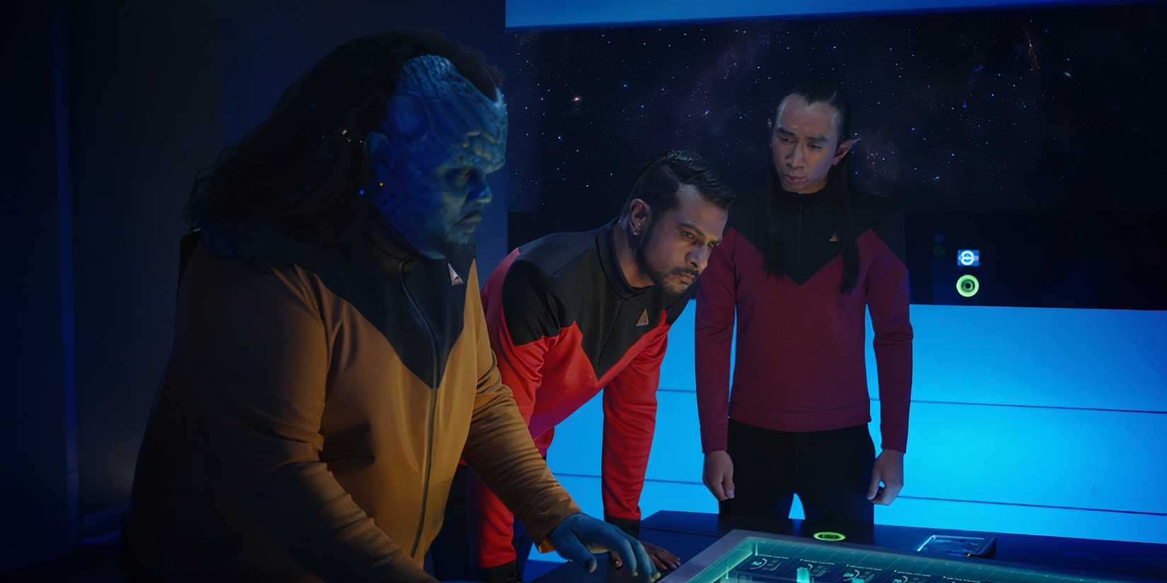 Sass interagindo no sonho de Jay na série Ghosts