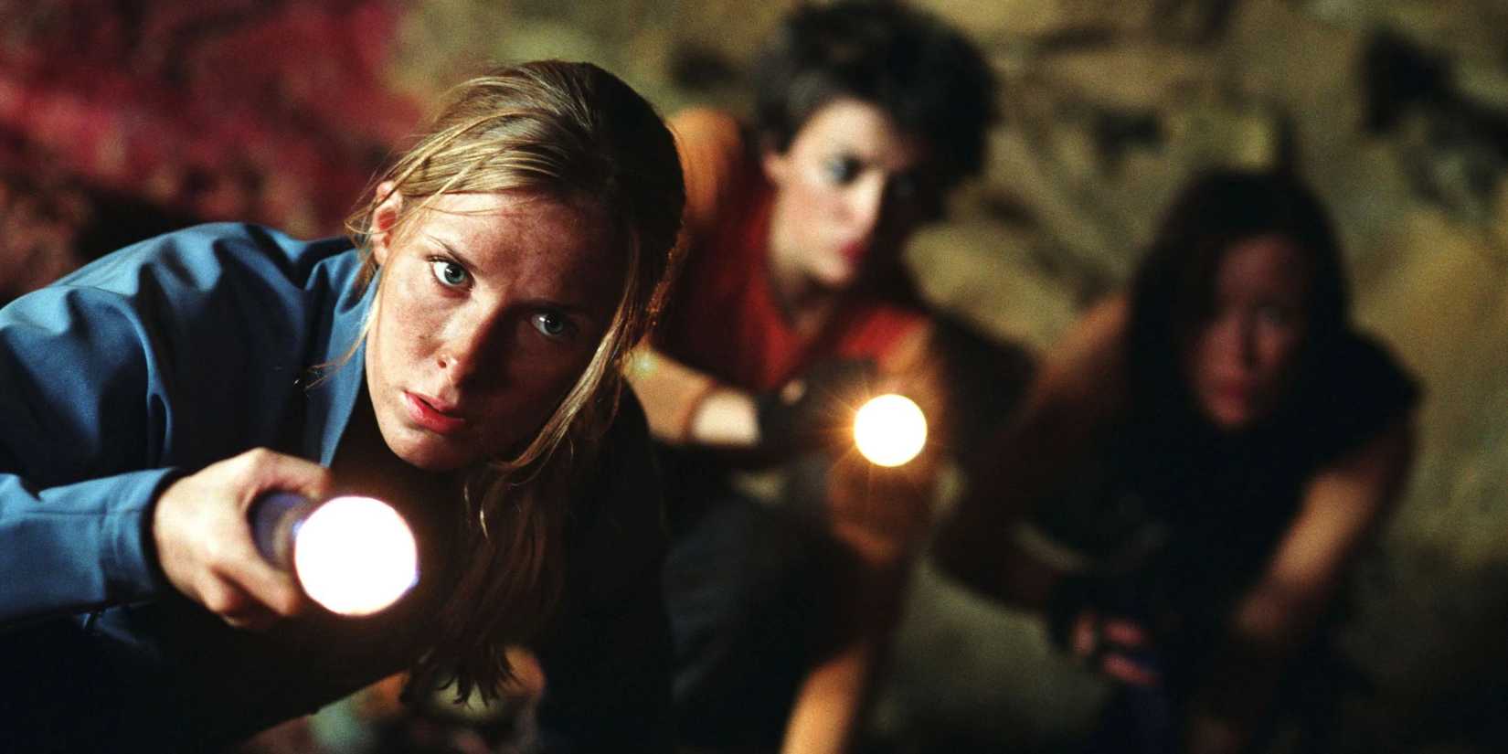 Shauna MacDonald como Sarah em Abismo do Medo