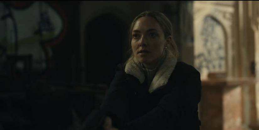 Mickey (Amanda Seyfried) com uma arma em Long Bright River