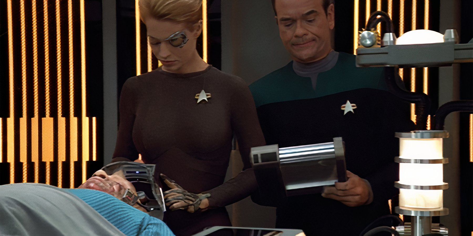 Seven of Nine (Jeri Ryan) injects Neelix (Ethan Phillips) with Borg nanoprobes as the Doctor (Robert Picardo) stand by Voyager Mortal Coil