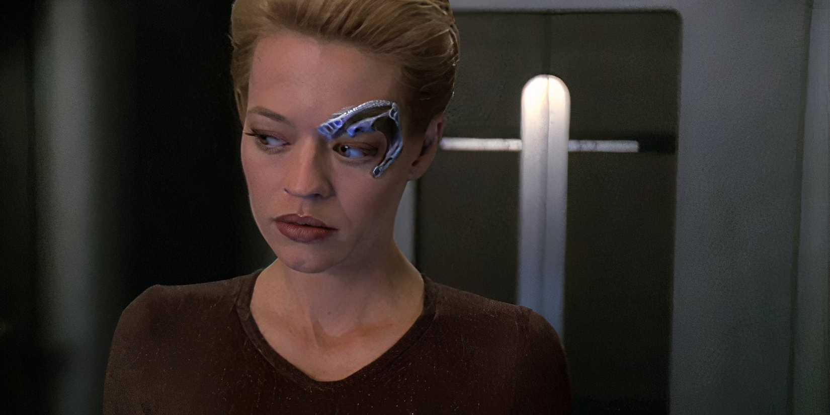 Seven of Nine (Jeri Ryan) em Star Trek: Voyager, com expressão sombria.