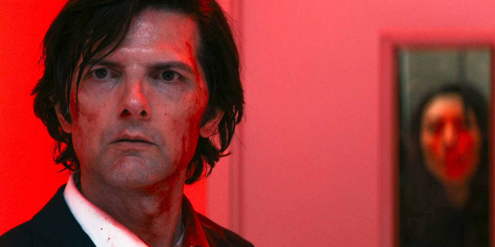 Mark S. (Adam Scott) com expressão confusa, Gemma ao fundo em Severance Temporada 2 Episódio 10.