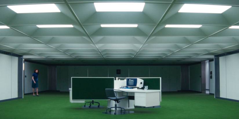 Helly chega ao escritório da MDR e o encontra vazio em Severance Temporada 2 Ep 9.