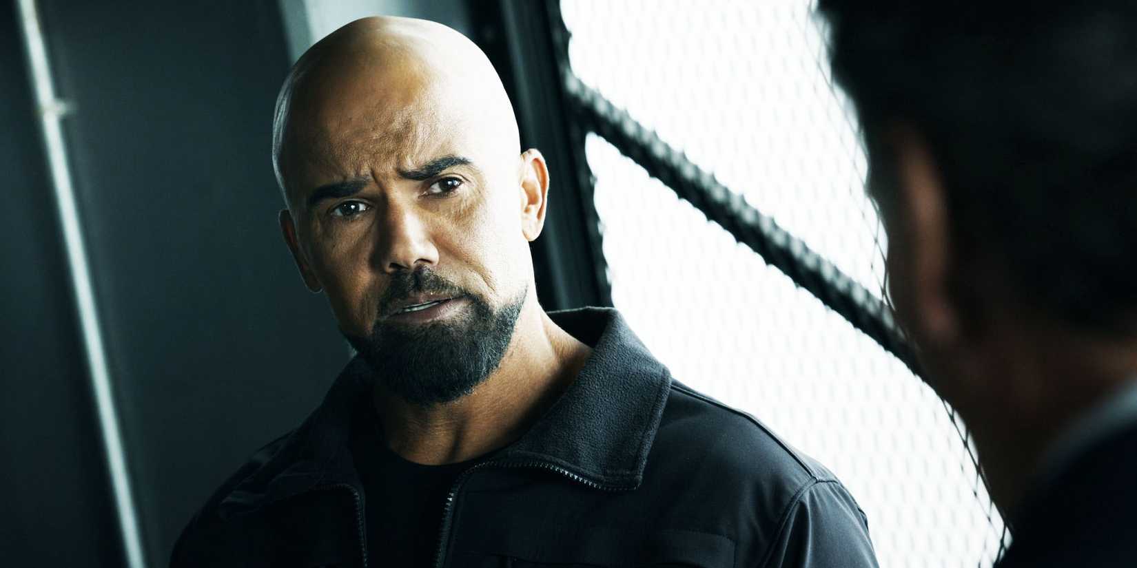 Shemar Moore as Hondo in SWAT season 8, episode 14, talking to someone