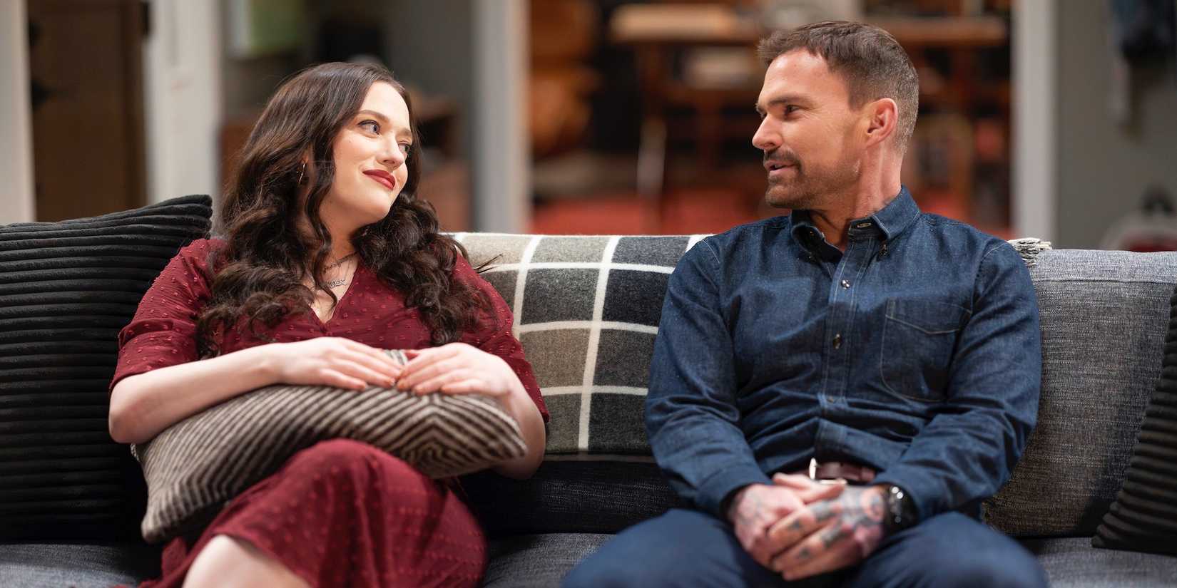 Riley (Kat Dennings) and Gabriel/Gabe (Seann William Scott) sitting together on a couch in Shifting Gears season 1, episode 10.