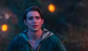 Jonathan (Andrew Burnap) in awe in Snow White (2025)