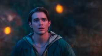 Jonathan (Andrew Burnap) in awe in Snow White (2025)