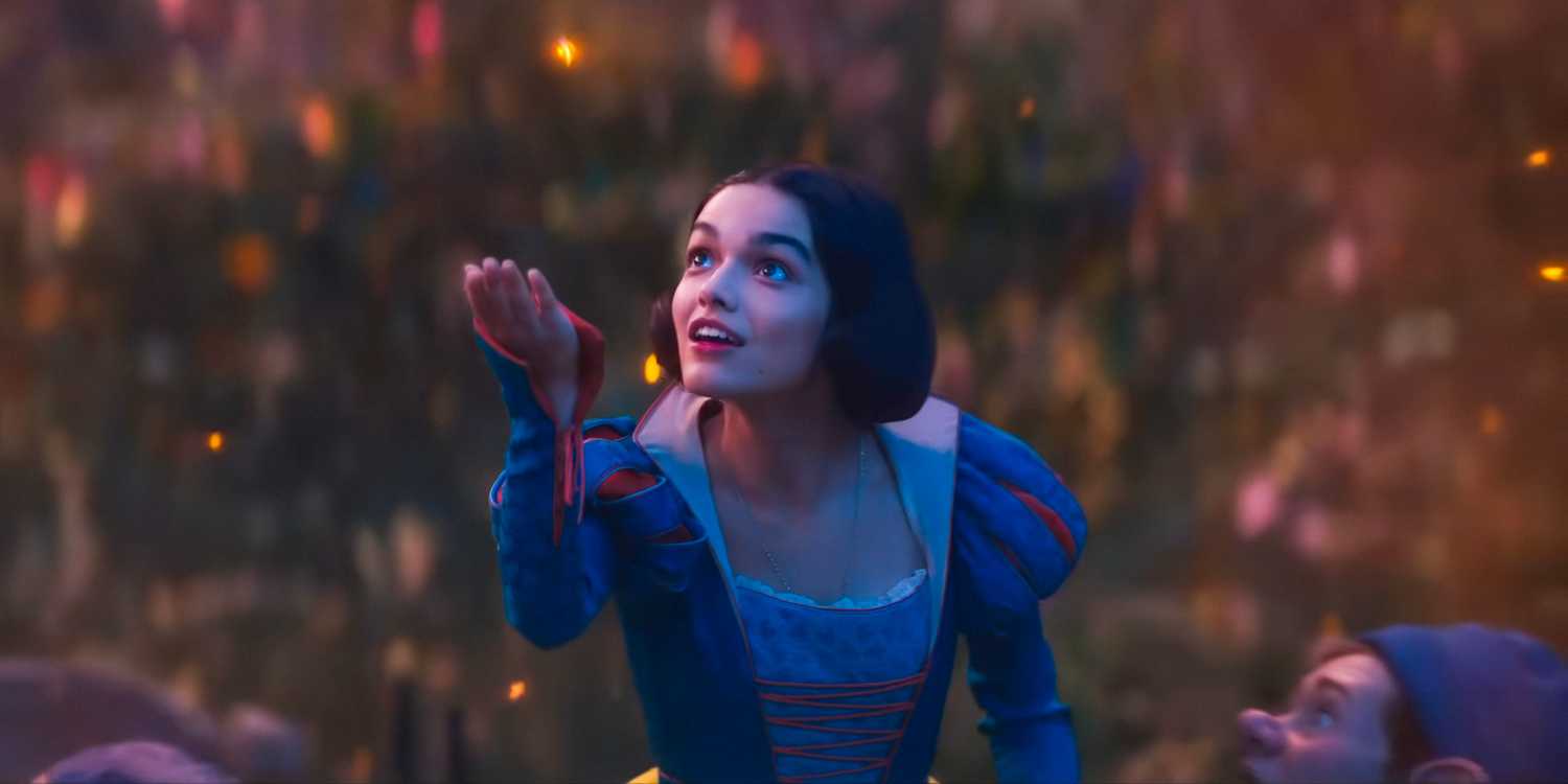 Snow White (Rachel Zegler) singing in an enchanted forest in Snow White (2025)