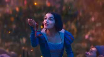 Snow White (Rachel Zegler) singing in an enchanted forest in Snow White (2025)