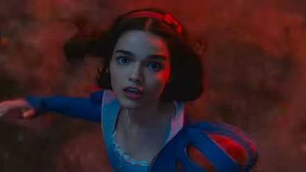 Snow White (Rachel Zegler) looking worried in Snow White (2025)