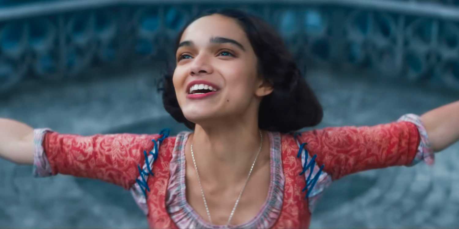 Snow White (Rachel Zegler) singing very joyfully in Snow White (2025)
