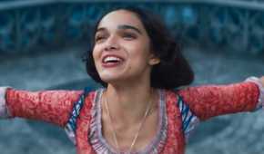 Snow White (Rachel Zegler) singing very joyfully in Snow White (2025)