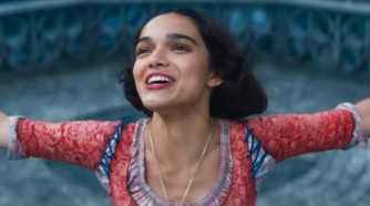 Snow White (Rachel Zegler) singing very joyfully in Snow White (2025)