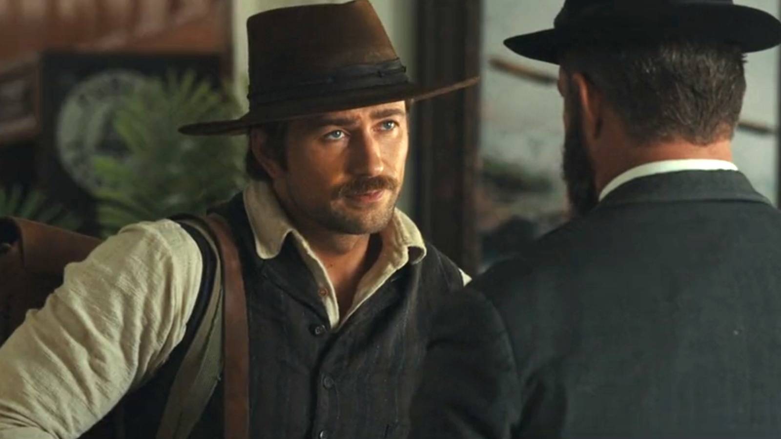 Spencer Dutton (Brandon Sklenar) talking to a mafioso in 1923 season 2, episode 2