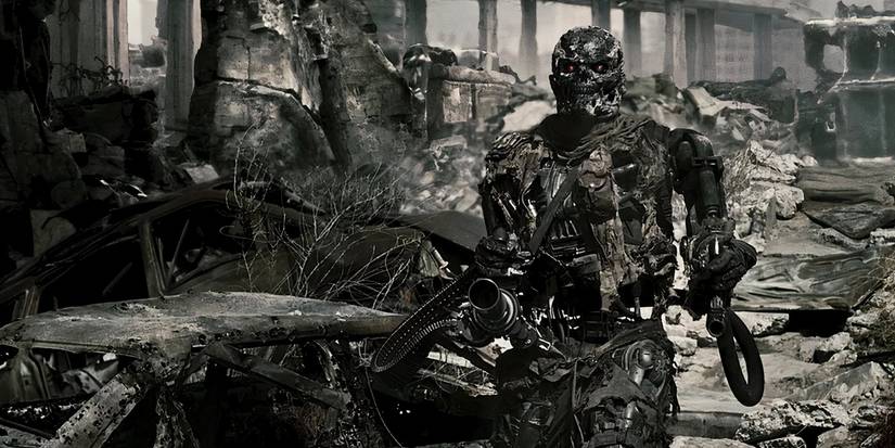 Un Terminator T-600 che cammina nella terra desolata di Terminator: Salvation.