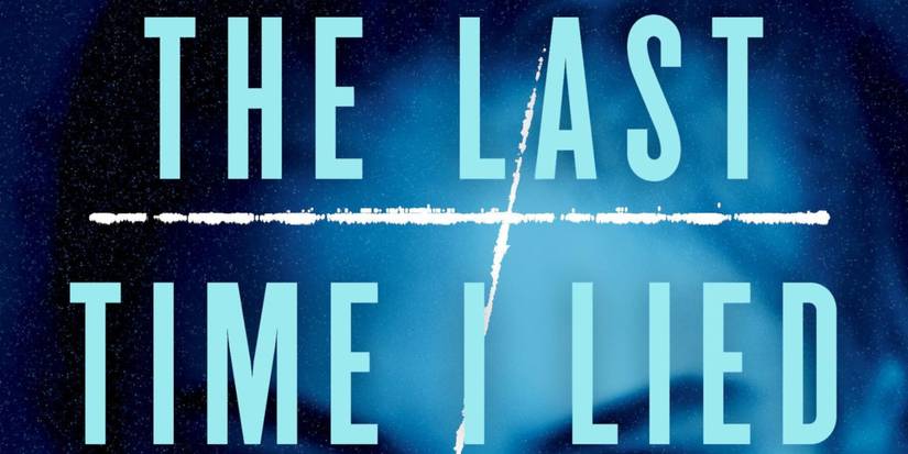 Capa do livro The Last Time I Lied com o título em azul claro, o topo do rosto de uma pessoa e um fundo azul mais escuro