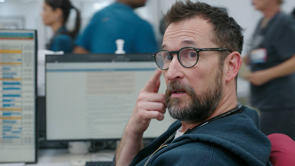 Dr. Robi (Noah Wyle) signaling to keeping an eye on something in The Pitt Season 1 Ep 11